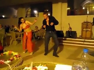 Русский турист сделал восточную девушку по танцам)