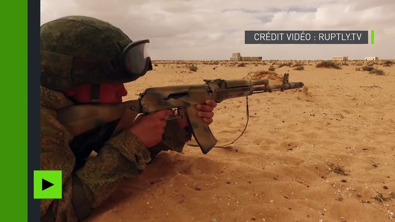 Images spectaculaires de l’entraînement des parachutistes russes en Egypte (images de drone)