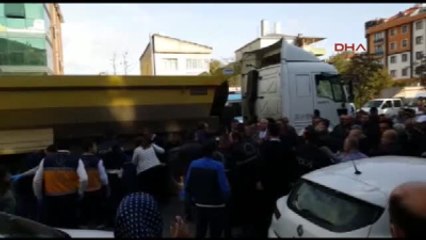 Pazardan Dönen Kadın Kamyonun Altında Kalarak Öldü