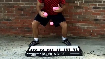 Tocando teclado com bolas