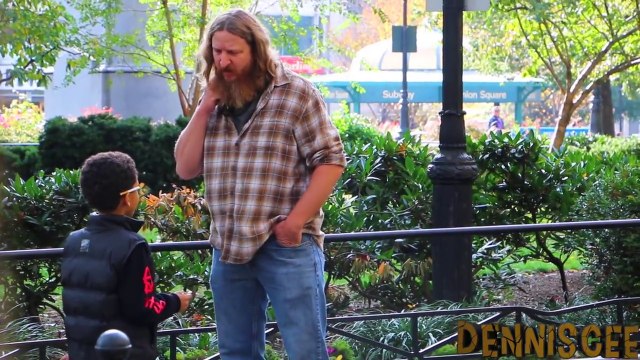 Ce gamin va dans la rue et demande du feu pour allumer sa cigarette - Expérience sociale impressionnante