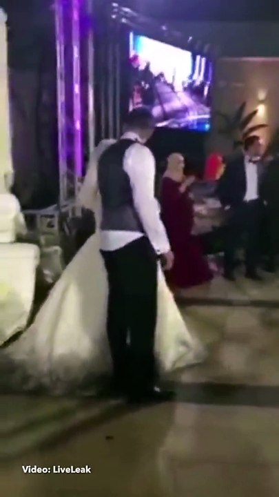 Ne jamais sauter à l'eau avec une robe de mariée...