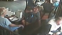 couple de pickpockets en action dans un cafe parisien (zoom)