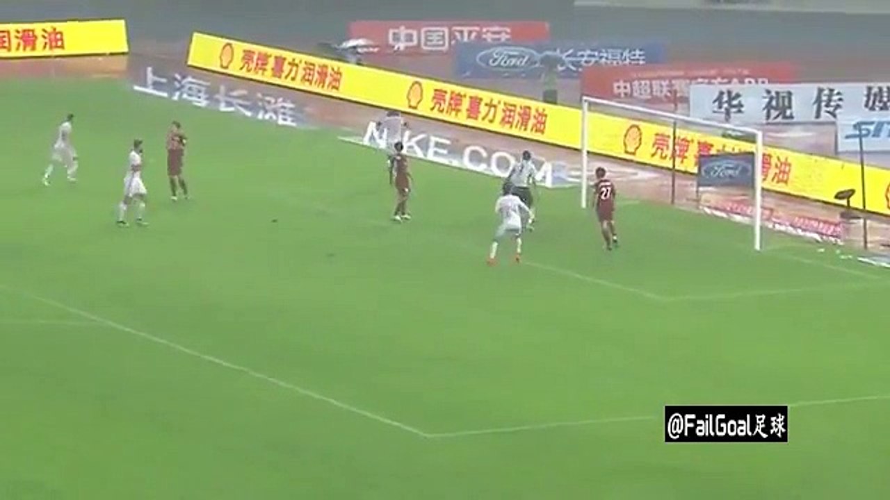 Le but le plus chanceux de tous les temps (de Papiss Cissé)