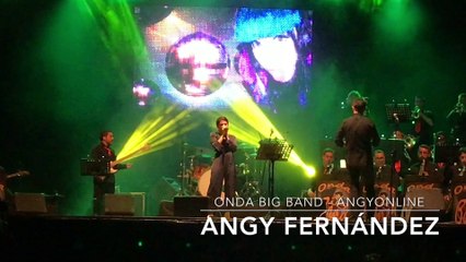 Angy canta “We Will Rock You” de Queen, en el concierto con la banda Onda Big Band