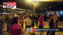 وصلة رقص لسائحة على نغمات السمسمية برصيف بورسعيد السياحى