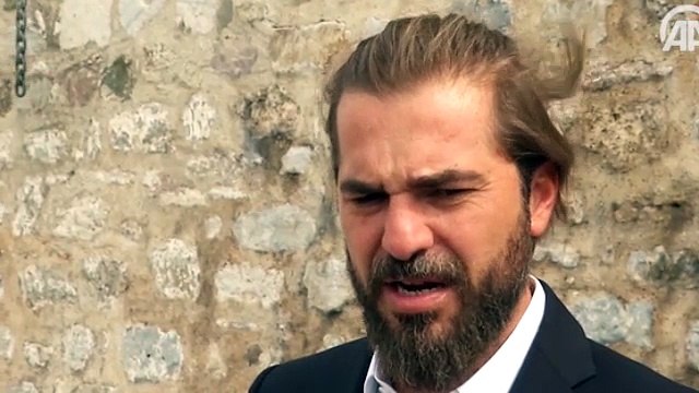 Engin Altan Düzyatan Türk Milleti tankın önüne atlar