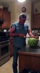 [ Génie ] Regardez comment il découpe cette pastèque c'est hallucinant !