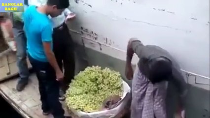 দেখুন কিভাবে চুরি করে লোকটা  মানুষ কে ঠকাচ্ছে