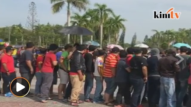 Suasana penjualan tiket final Piala Malaysia di Stadium Shah Alam