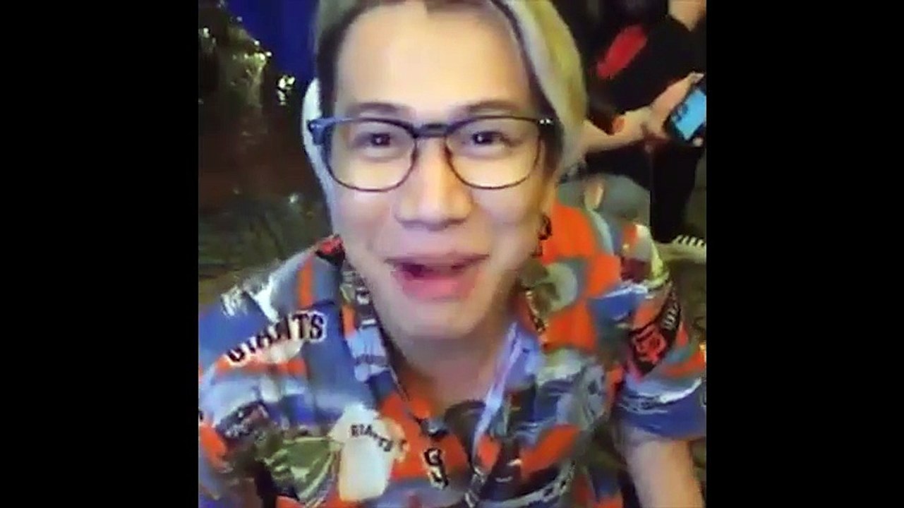 Lou Hoàng ngẫu hứng ngồi vỉa hè hát rong 'Mình là gì của nhau' và 'Đếm ngày xa em'