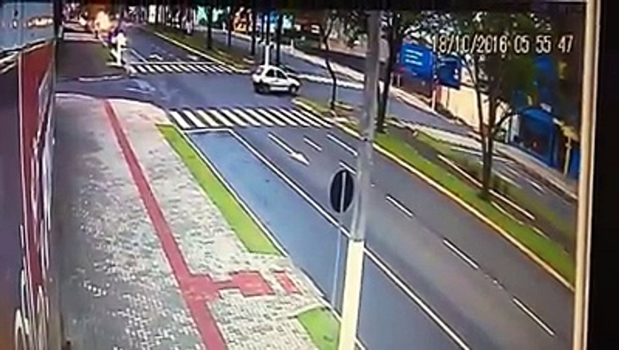 accidente de transito golpea a ciclista