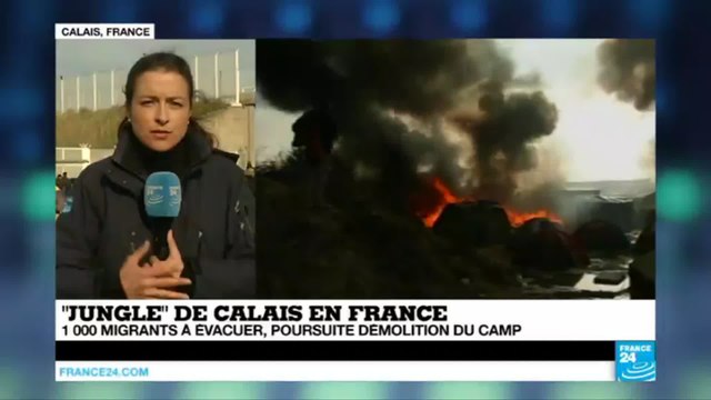 Démantèlement de la Jungle de Calais : des migrants mettent le feu à leurs habitations