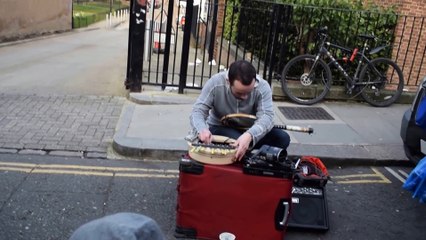 Jouer de la musique avec une raquette des couteaux dans la rue !