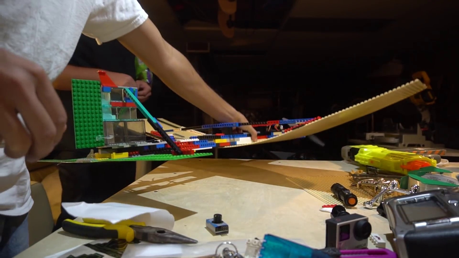 Construire un avion télécommandé en LEGO qui vole ! - Vidéo Dailymotion