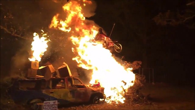 Ce taré saute à moto au dessus d'un feu de voiture! Cascade de fou