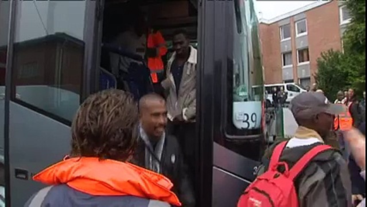 Une trentaine de migrants applaudis à leur arrivée à Croisilles