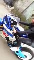 Cet homme n’a pas les moyens de s’acheter une Yamaha R1 et pourtant il roule avec
