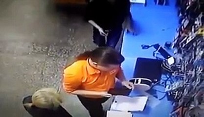 Un homme se fait chier dans un magasin et met des ciseaux dans une prise électrique