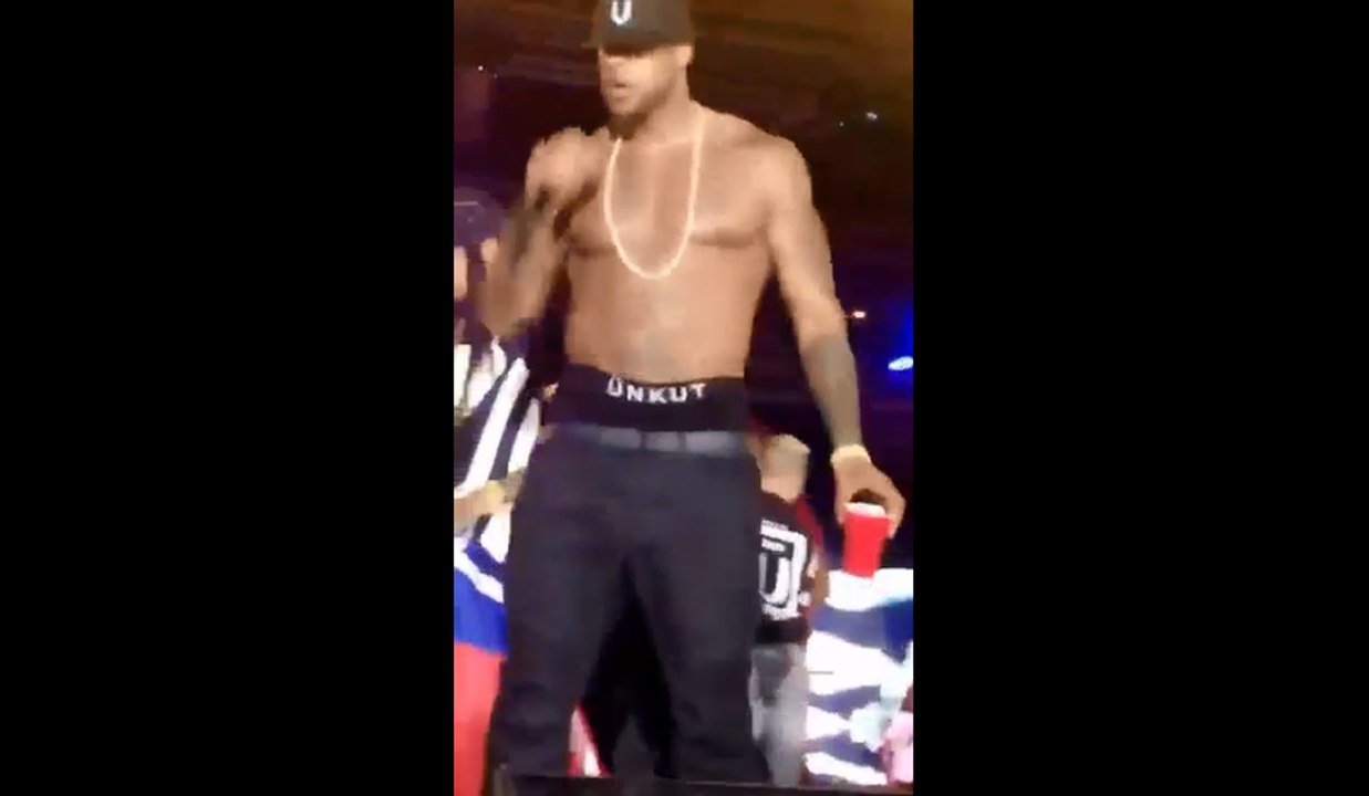 En plein concert à Dakar, Booba s’en prend à un fan qui voulait le toucher.