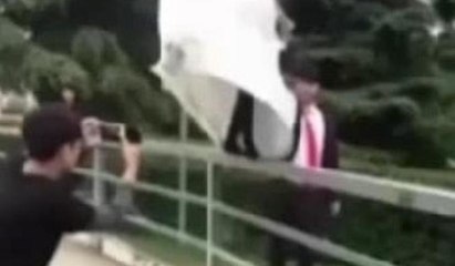 İlginç düğün fotoğrafı çektirmek isteyen gelin fena düştü