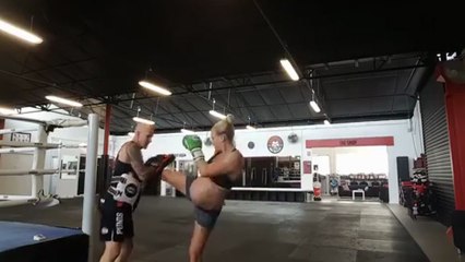 Cette femme enceinte s'entraine à la boxe Thaï