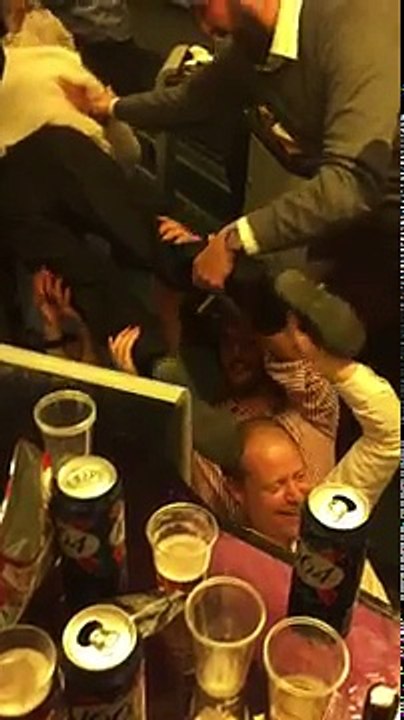 A 82 ans, cette mamie s'invite à un enterrement de vie de garçon