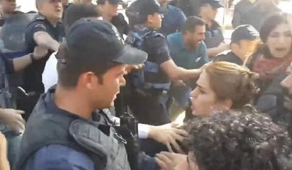 Diyarbakır'da gözaltı protestosuna polis müdahalesi