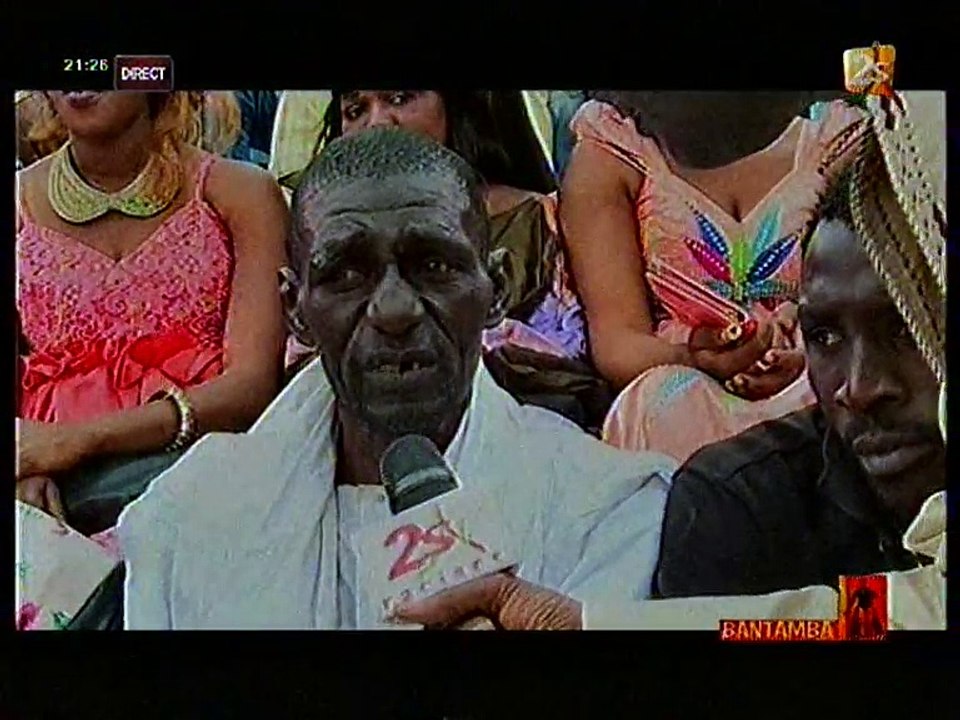 Quand la Lutte Sénégalaise attire des "toubab"...Bizarre!!! à Mourir de rire!!!