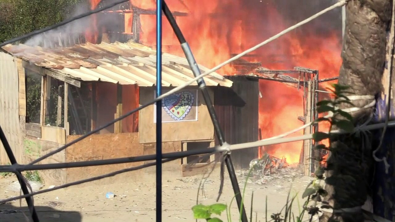 Fire breaks out in Calais 'Jungle' as demolition ramps up