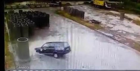 Otomobille Su Dolu Havuza Düştü