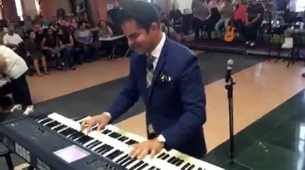 Noiva chega (muito) atrasada à igreja e noivo resolve surpreender convidados