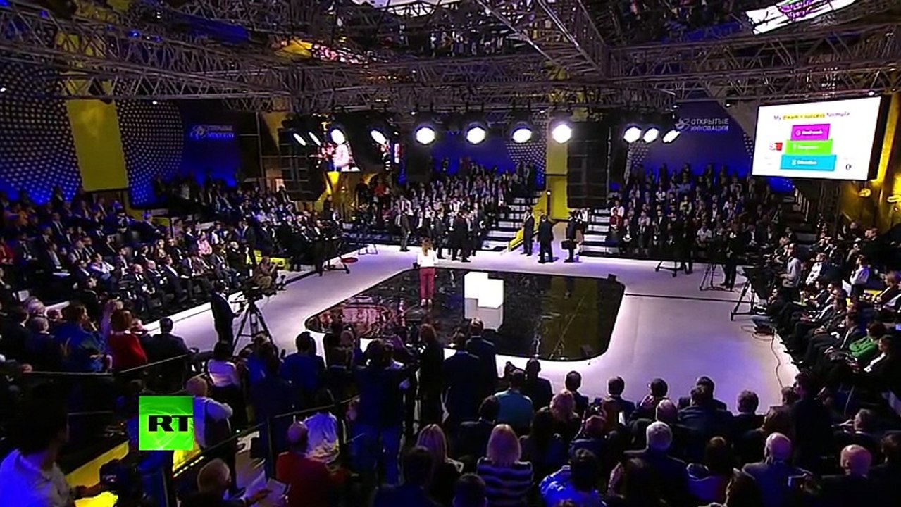 Η στιγμή της φυγάδευσης του Ν.Μεντβέντεφ από συνεδριακό κέντρο που έπιασε φωτιά (βίντεο)