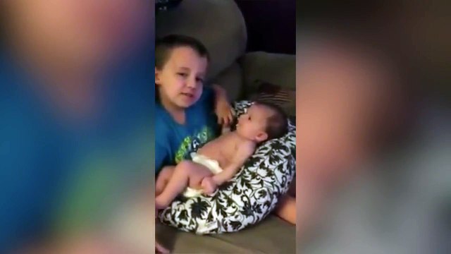 Ce que ce petit garçon fait pour sa petite sœur laisse ses parents sans mots