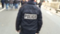 Les policiers dans la rue