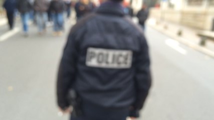 Les policiers dans la rue