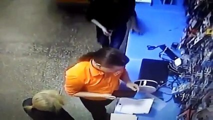 Un homme se fait chier dans un magasin et met des ciseaux dans la prise éléctrique...