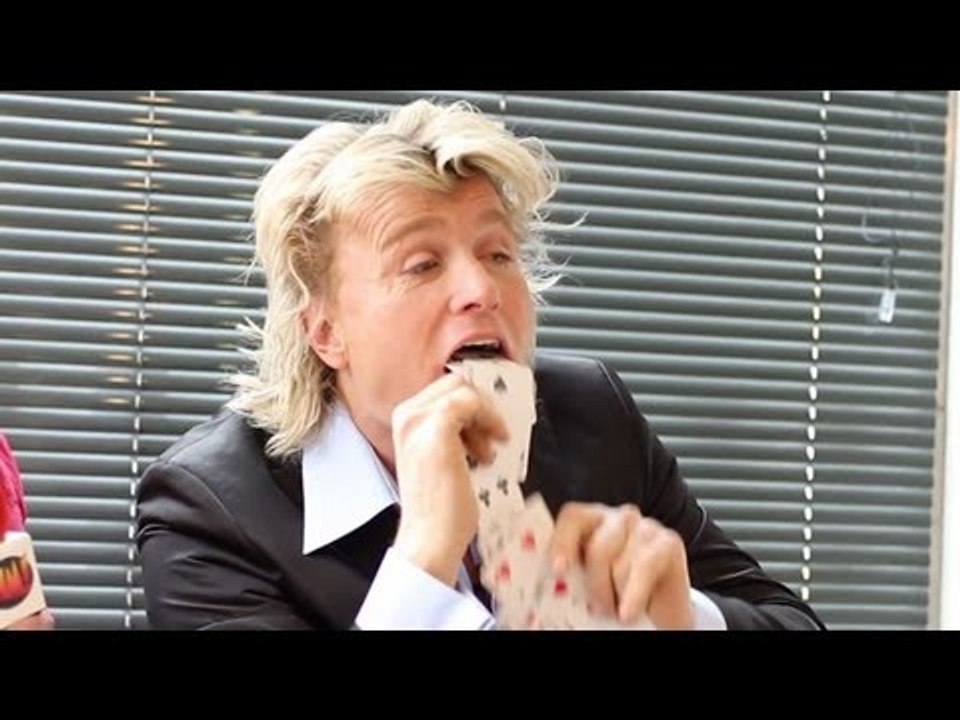 Magician Hans Klok shows us some close-up tricks and (sort of) disses David Blaine
