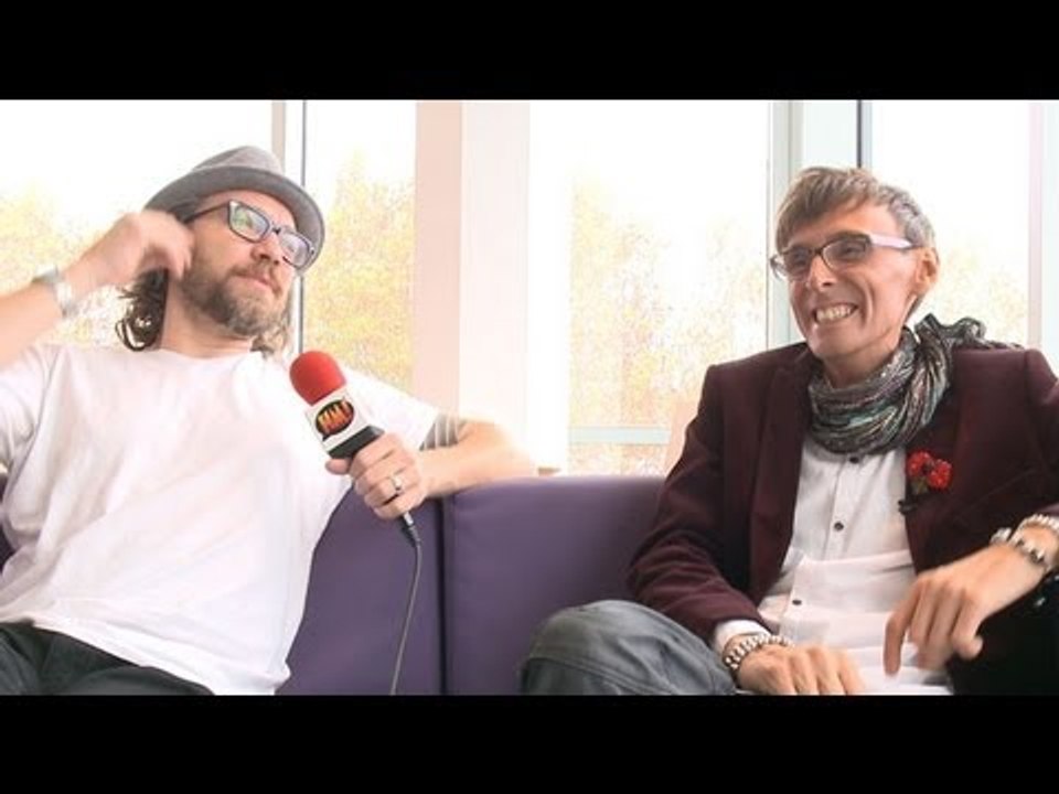 X Factor 2011: Holy Moly meets Johnny Robinson for a lovely chat about pugs and stuff