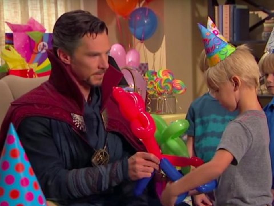 Doctor Strange : Benedict Cumberbatch fait le magicien pour un anniversaire