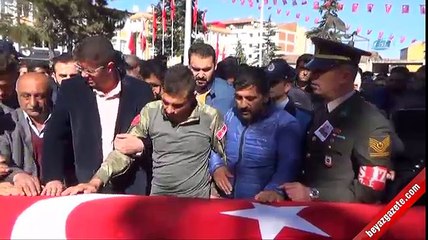 Şehidin kamuflajını giyen eşi, 1.5 yaşındaki oğlunu hepsi şaka diye teselli etti
