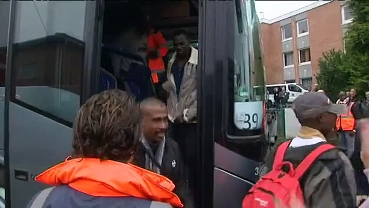 Des migrants applaudis à leur arrivée dans un Centre d'accueil