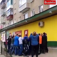 اب يرمي أبنائها  وزوجته من الدور الخامس ويرمي نفسة