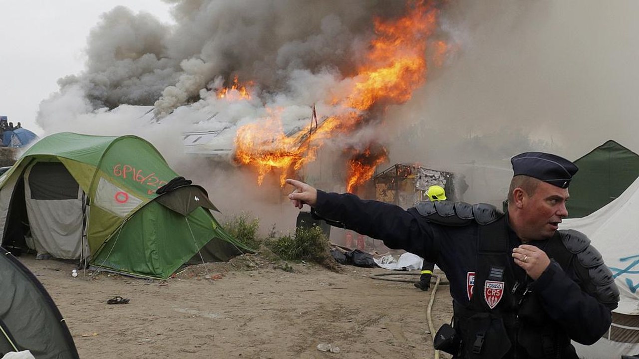 Calais: Rund zwei Drittel aus 'Dschungel' umquartiert, Protestierende legen Brände