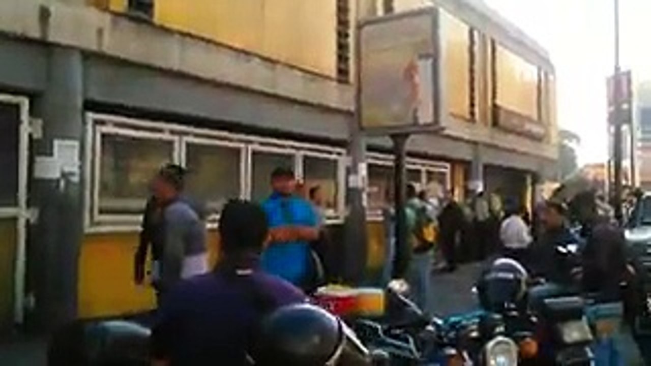 Así fue como usuarios del metro encontraron estaciones cerradas durante #TomaDeVenezuela