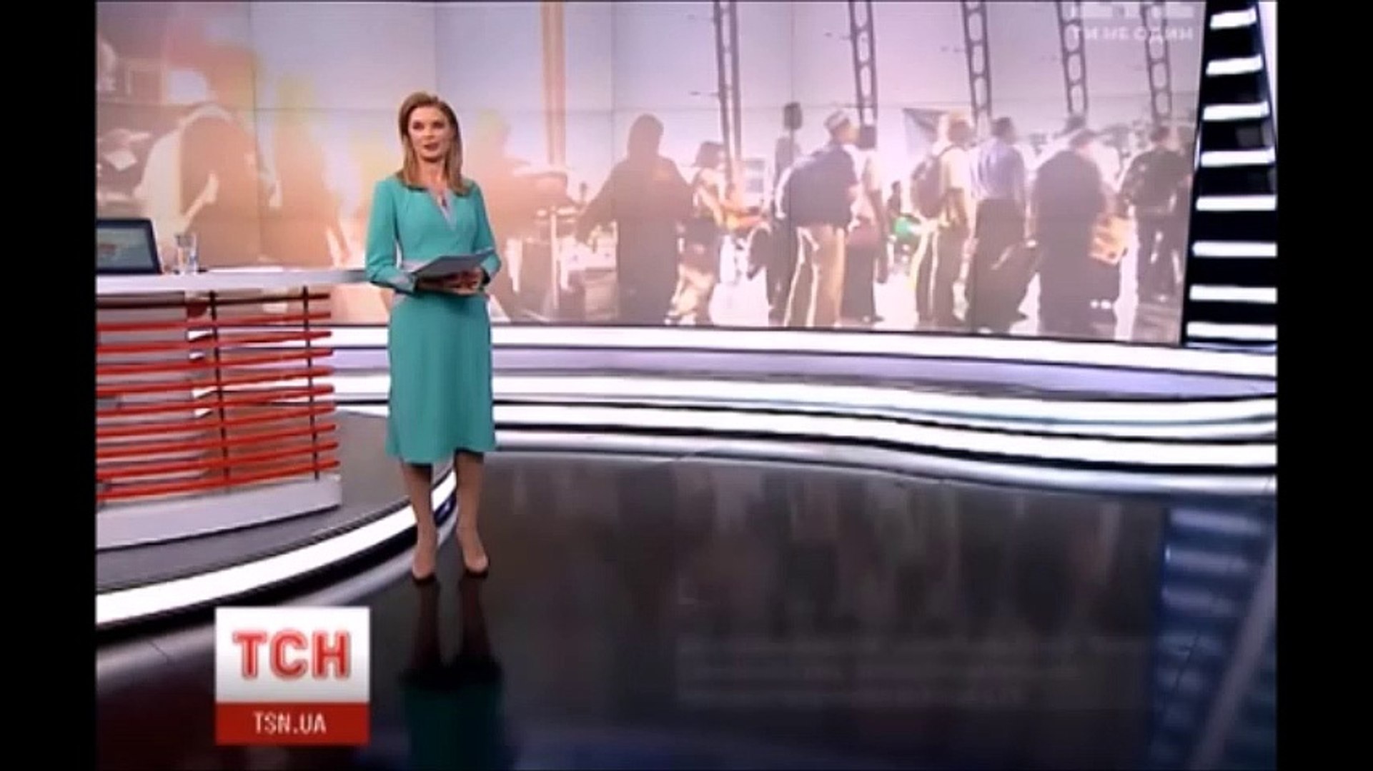 ⁣Підсумки правління режиму Порошенка: 1/3 населення хоче виїхати з України.