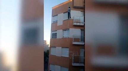Un homme essaie de rentrer dans son studio par le toit de l'immeuble et tombe de haut..