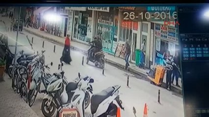 Sakarya Yoldan Geçen Kişiye Çarparak Devrilen Motosiklet Sürücüsü Yaralandı
