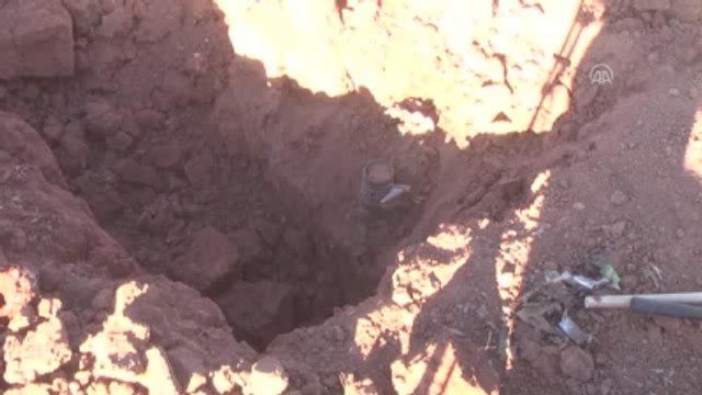 Suriye'den Ateşlenen Roket Mermisi Elbeyli'de Tarlaya Isabet Etti (3)