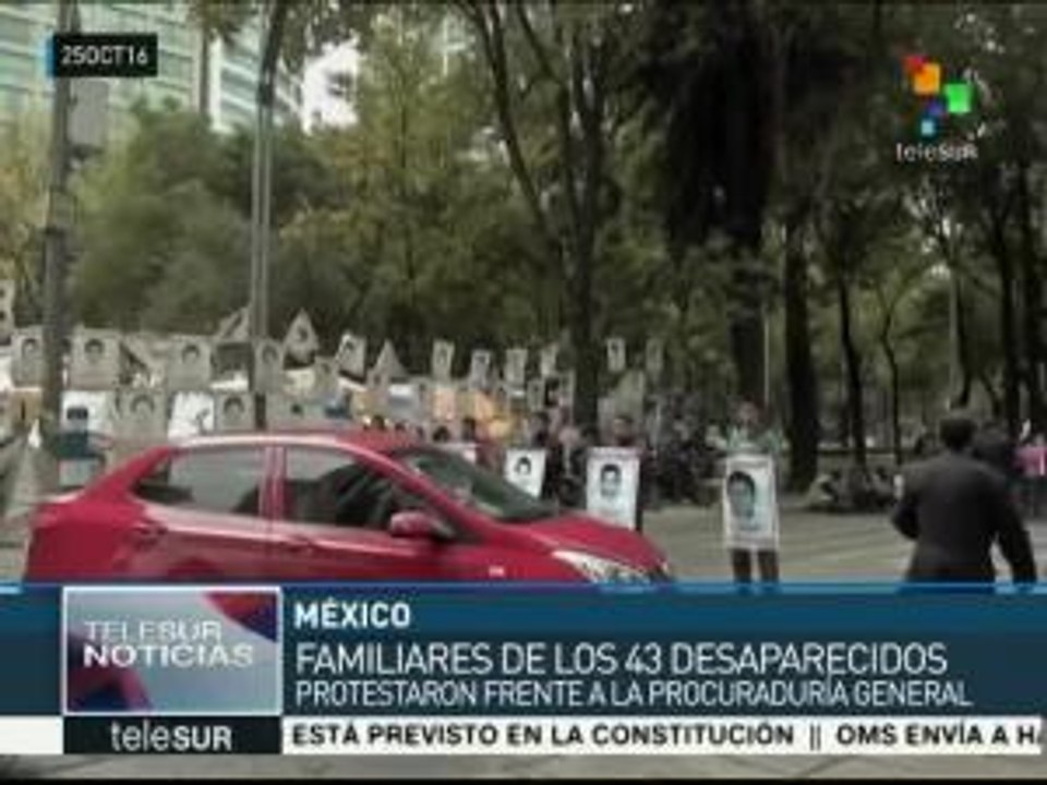 México: familiares de los 43 de Ayotzinapa protestan frente a la PGR